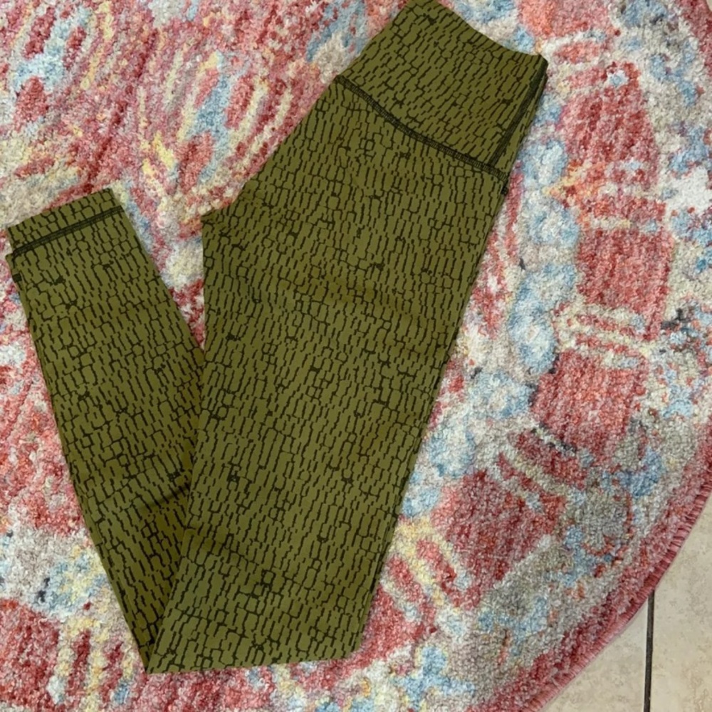 Lululemon size 4